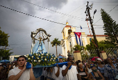 Decenas de devotos veneran a la Virgen de Regla en vsperas del da de la Patrona de Cuba