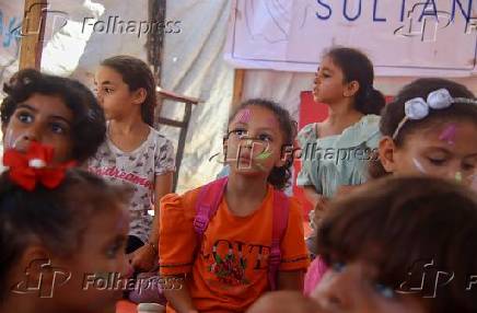 Crianas palestinas recebendo educao dentro de uma tenda escolar.