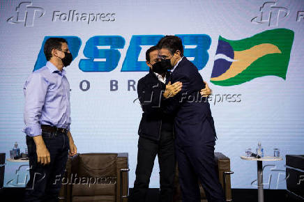 Joo Doria abraa seu vice, Rodrigo Garcia, durante evento de filiao no PSDB