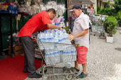 Consumidores enfrentam dificuldades para comprar gua mineral na zona sul do Rio