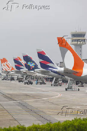 Avies esperam embarque no Aeroporto de Congonhas, em So Paulo