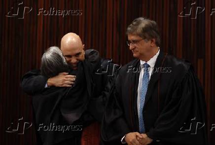 Ministro Alexandre de Moraes abraa a ministra Crmen Lcia em sua despedida do TSE