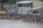 O surfista itlo ferreira ,vence estreia de campeonato em natal .