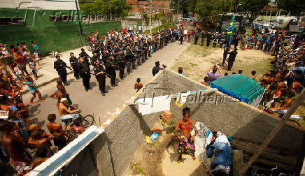 Polcia hasteia bandeira em favela rendeu Prmio Folha 2014 ao fotgrafo Daniel Marenco