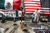 Activistas queman piata con la figura de Donald Trump frente a embajada de EEUU en Mxico