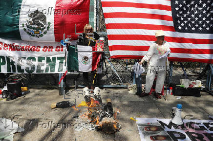 Activistas queman piata con la figura de Donald Trump frente a embajada de EEUU en Mxico