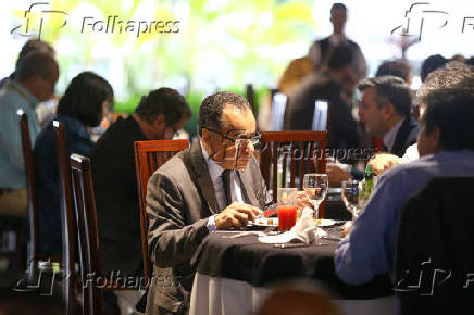 O deputado Celso Jacob almoando no restaurante do senado