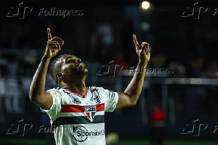 Niko jogador do So Paulo Comemora seu gol
