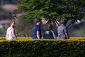 Acompanhado de seguranas, o presidente faz caminhada nos jardins do Alvorada