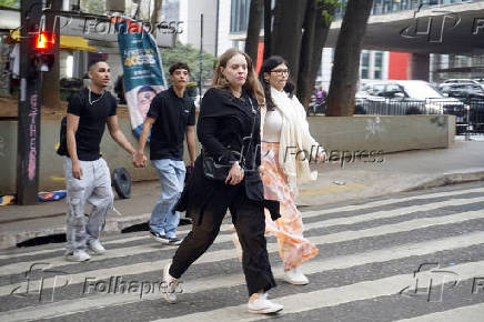 Pedestres enfrentam tarde gelada na Paulista