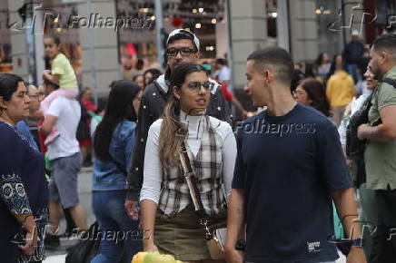 Movimentao na rua 25 de Maro em So Paulo