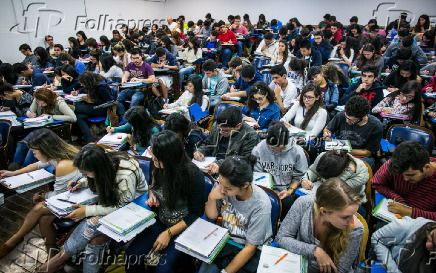 Estudantes pr-vestibular do cursinho Anglo em So Paulo