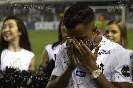Rodrygo, do Santos, recebe homenagem de despedida durante o intervalo da partida