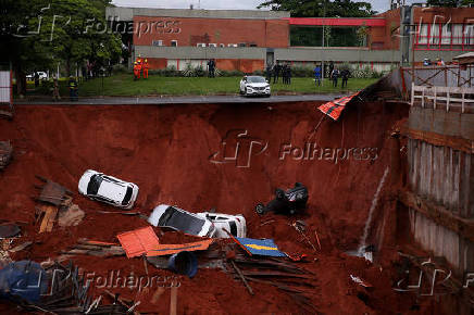 Carros caem em cratera aberta em obra na Asa Sul, em Braslia