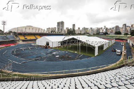 Hospital de campanha sendo construdo no complexo esportivo do Ibirapuera