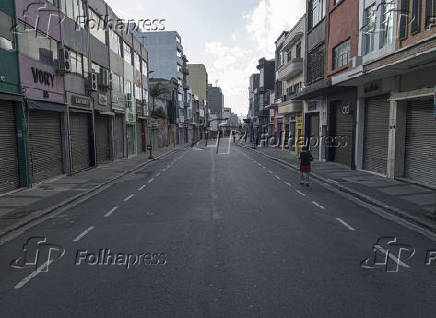 Folhapress - Fotos - Comércio fechado na rua José Paulino devido