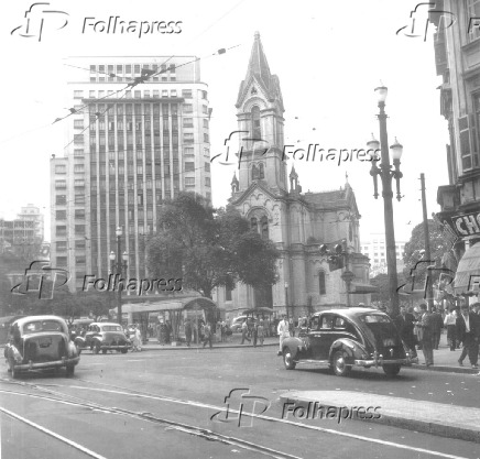 Vista de igreja na praa do Largo do Paissandu, em So Paulo (SP)