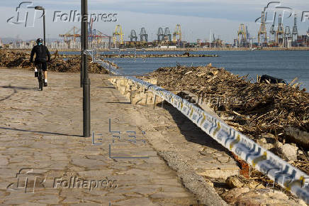 Labores de limpieza en la playa de Pinedo (Valencia)