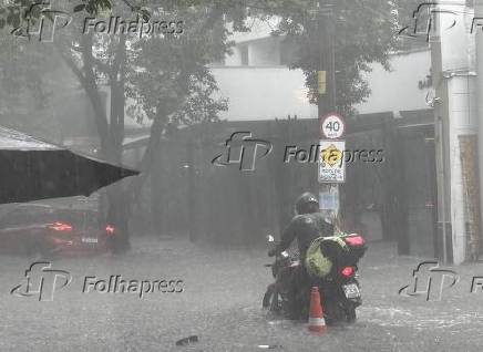 Chuva e alagamento no bairro dos Jardins, em So Paulo (SP)