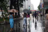 Pedestres enfrentam chuva na Avenida Paulsita, em So Paulo (SP)