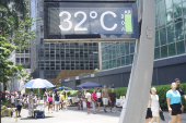 Pedestres enfrentam calor intenso na Avenida Paulista