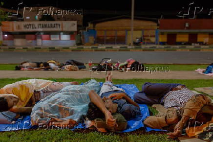 Venezuelanos dormem prximos da rodoviria de Boa Vista, em Roraima