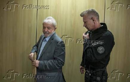 O ex-presidente Luiz Incio Lula da Silva deixa a sala onde concedeu entrevista