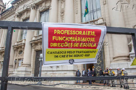 Professores fazem protesto em frente ao Palcio do governo no RS