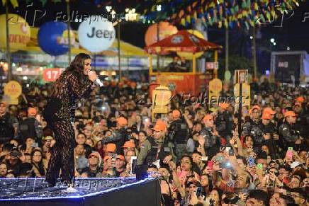 Multido acompanha show da cantora Simone no So Joo de Caruaru