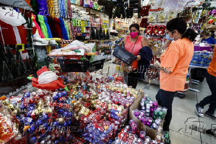 Compras de enfeites de natal na Rua 25 de maro