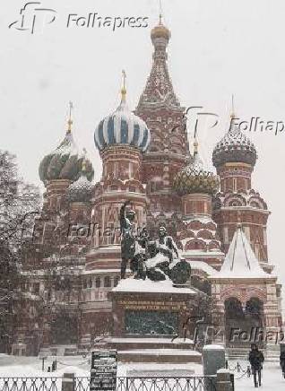 Iluminao de Natal entre as lmpadas de rua, em Moscou, na Rssia