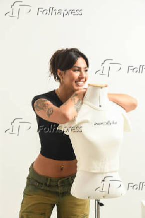 A influenciadora e dona de marca de roupas Julia Dantas, usa baby tee