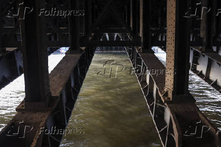 Rio Sena nos arredores da ponte Alexandre 3