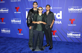 El negro y los diseos clsicos intervenidos dominaron la alfombra de los Latin Billboards