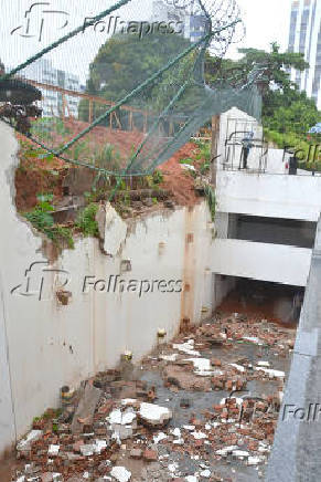 Desabamento de muro de obra do governo de Salvador - BA