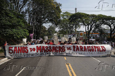 Protesto marca 5 anos de morte de jovens em baile funk de Paraispolis