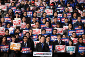 People take part in a rally calling for expelling South Korean President Yoon Suk Yeol in Seoul