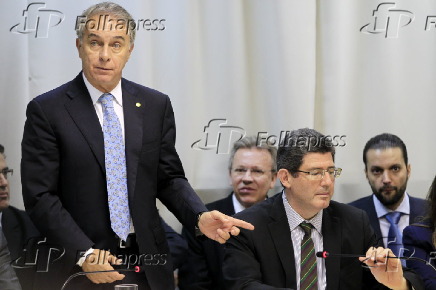 Joaquim Levy e Marcos Montes durante almoo com parlamentares
