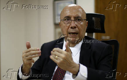 O ministro da Fazenda, Henrique Meirelles, durante entrevista  Folha
