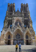 Turistas admiram a fachada da Catedral de Notre-Dame de Reims, na Frnaa