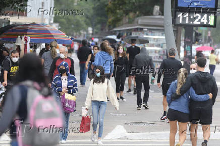 Movimentao de pessoas e ciclistas na avenida Paulista (SP)