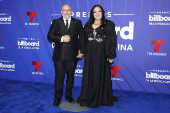 El negro y los diseos clsicos intervenidos dominaron la alfombra de los Latin Billboards