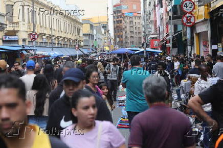 Movimentao na rua 25 de Maro em So Paulo