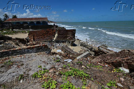 Avano do mar j derrubou 22 casas em Baa da Traio (PB)