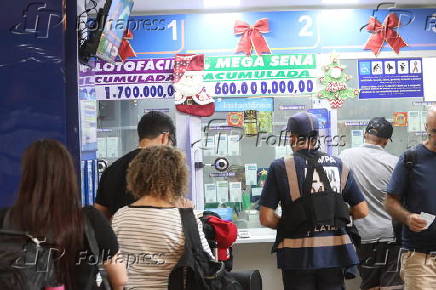 Movimentao de apostadores na lotrica do aeroporto de Congonhas