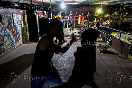 Lutadores treinam em academia debaixo de viaduto, em Perus (SP)