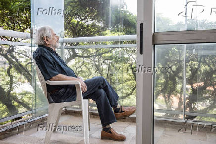 O escritor Raduan Nassar em seu apartamento, em So Paulo