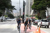 Movimentao de pessoas e ciclistas na avenida Paulista (SP)