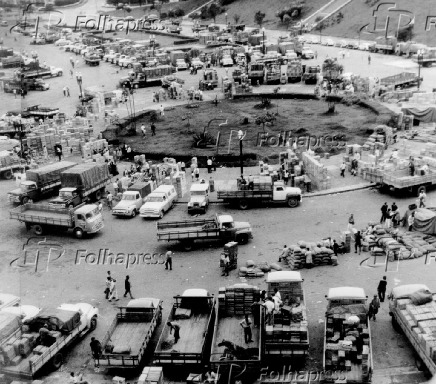 Vista de feira livre na Praa Charles Miller