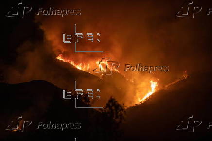 Firefighters battle 'Airport Fire' wildfire in California